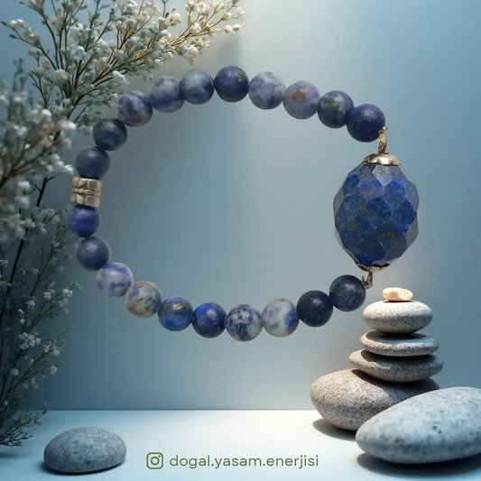🌊Lapis Lazuli Doğal Taş Bileklik – Vizyon, İfade Özgürlüğü ve Hakikat Enerjisi İçin El Yapımı Tasarım